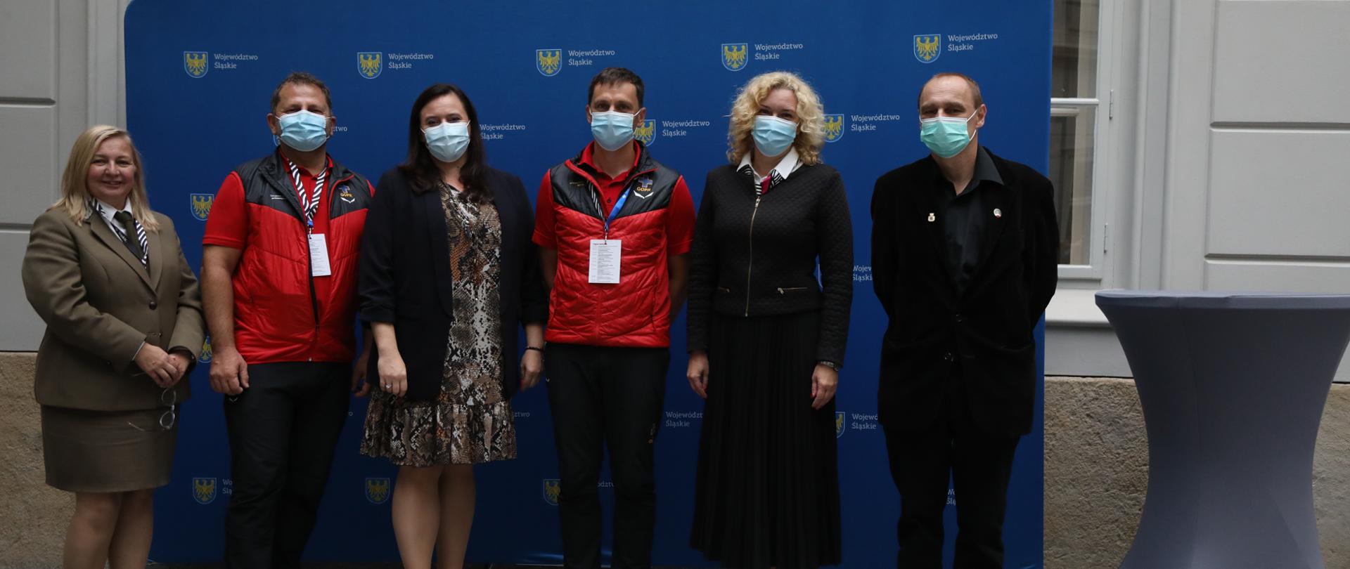 Na zdjęciu Minister Jarosińska-Jedynak z pięcioma uczestnikami konferencji