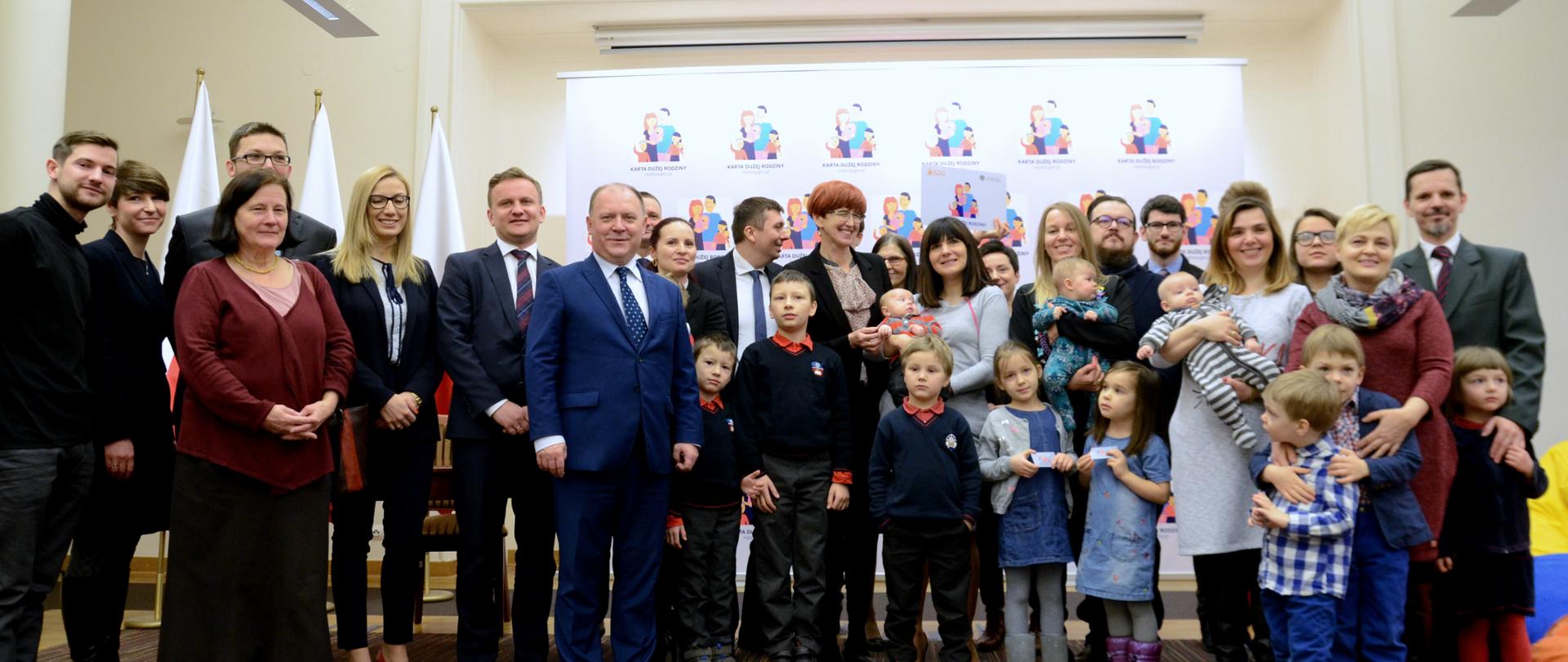 Nowe otwarcie Karty Dużej Rodziny. Wspólne zdjęcie uczestników wydarzenia, dużych rodzin, z minister rodziny Elżbietą Rafalską.