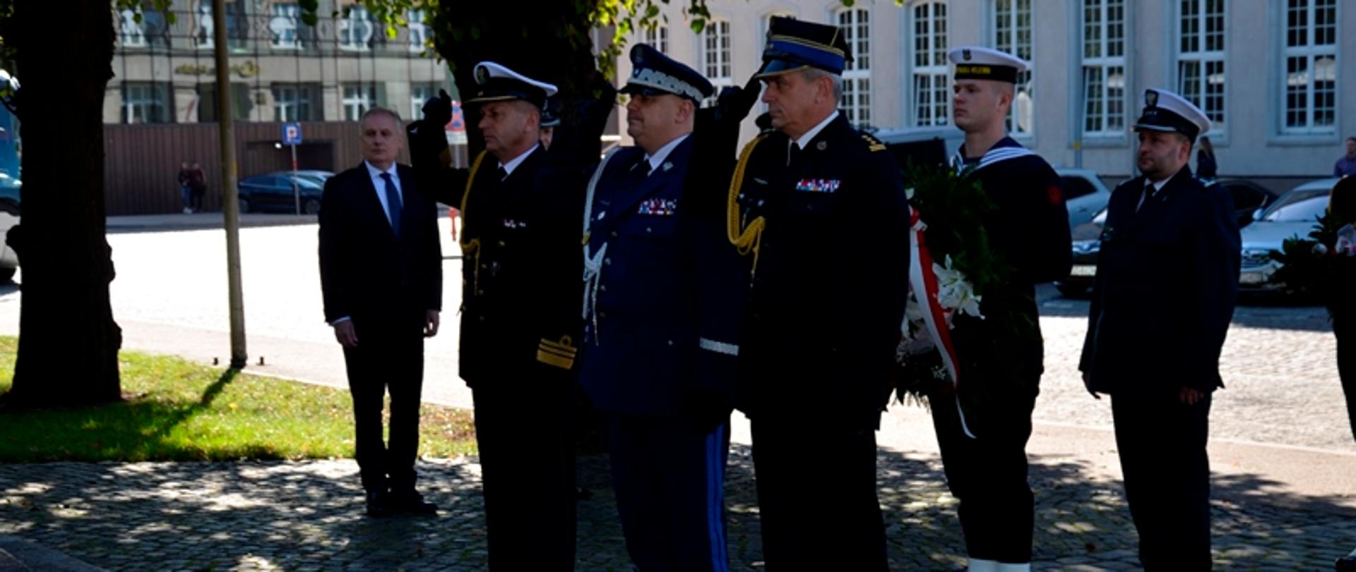 Służby podległe Ministerstwu Spraw Wewnętrznych i Administracji oddają honor pod pomnikiem Polskiego Państwa Podziemnego.