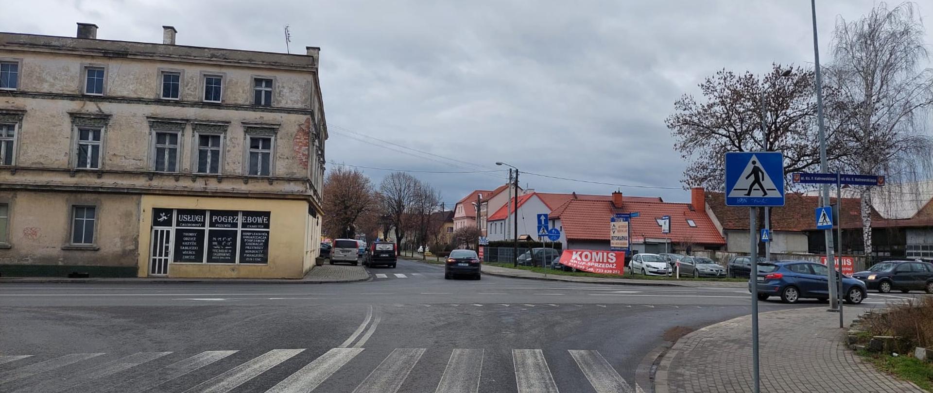 DK94 Oława - lokalizacja przyszłego ronda w miejscu obecnego skrzyżowania ulic ks. F. Kutrowskiego (droga krajowa nr 94) oraz ulicy Lipowej (droga powiatowa nr 1570 D). - luty 2023 - fot. Krzysztof Sottek/GDDKiA