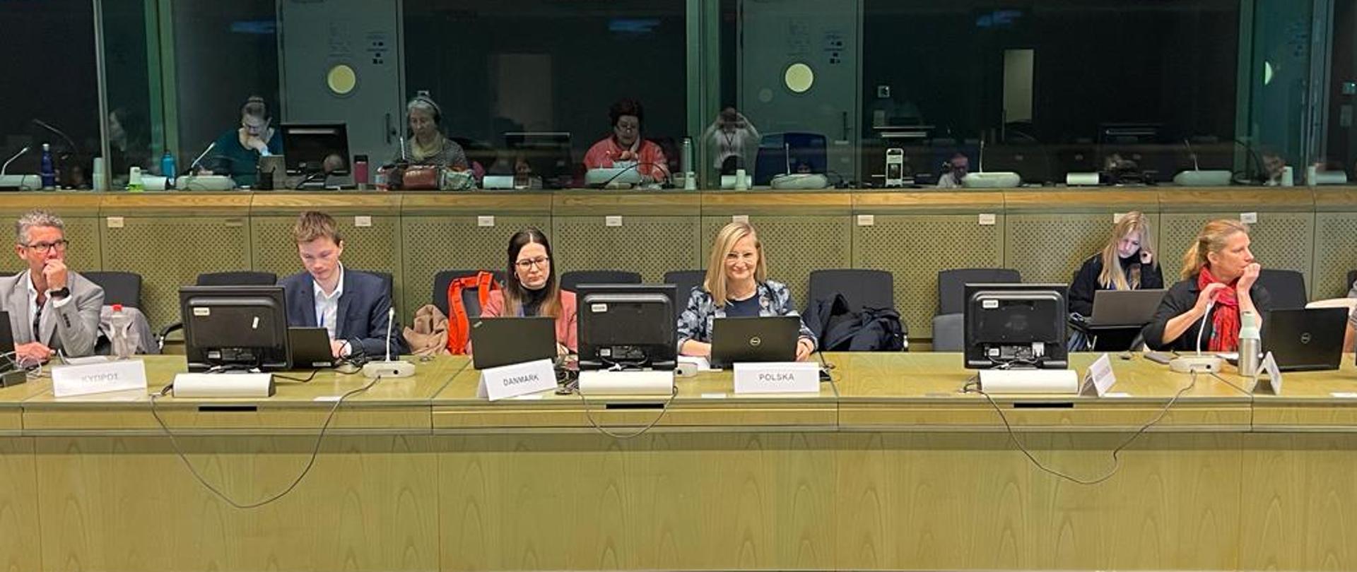 Uczestnicy spotkania w Radzie Unii Europejskiej siedzą przy swoich stanowiskach