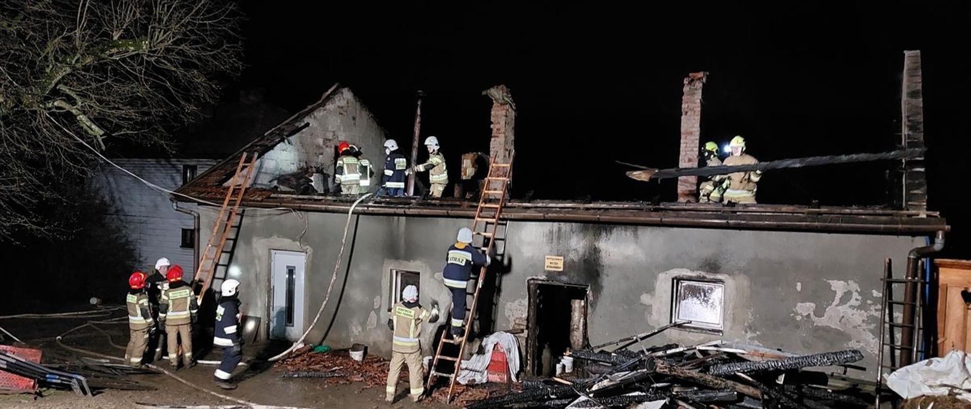 Strażacy przy użyciu drabin prowadzą działania gaśnicze