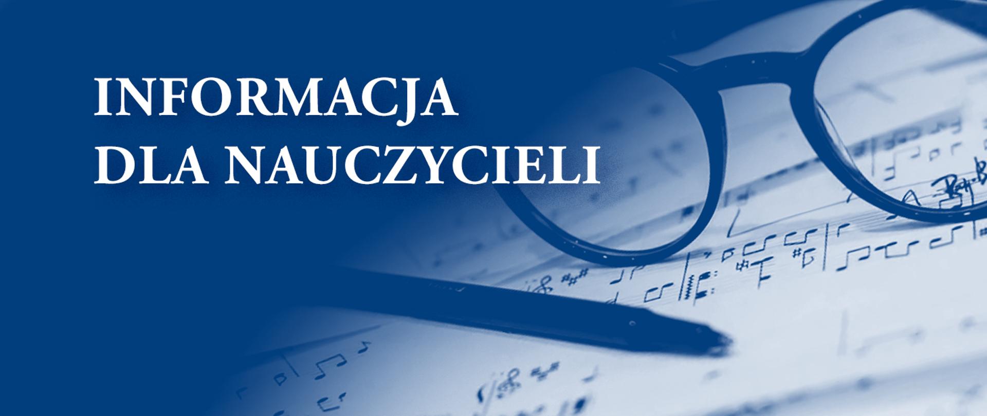 po lewej stronie na niebieskim tle biały napis informacja dla nauczycieli po prawej stronie biała kartka w pięciolinię z zapisem nutowym a na nie położone okulary i pióro.
