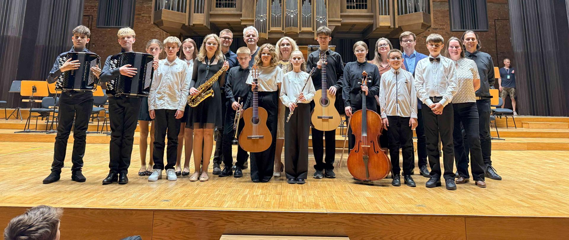 Sala koncertowa Filharmonii Lubelskiej. Lubelska Wiosna Młodych 2025. Uczniowie z instrumentami, nauczyciele szkoły. Scena, organy.