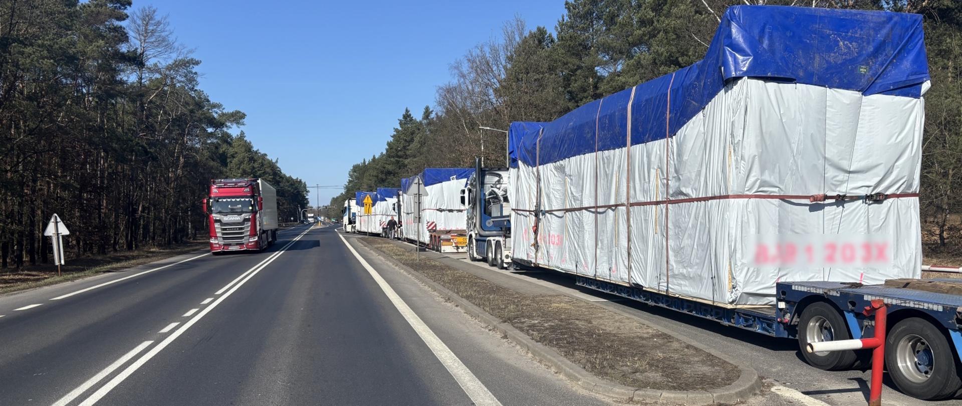 Inspektorzy z oddziału w Pile zatrzymali kolumnę, złożoną z trzech zespołów pojazdów nienormatywnych.