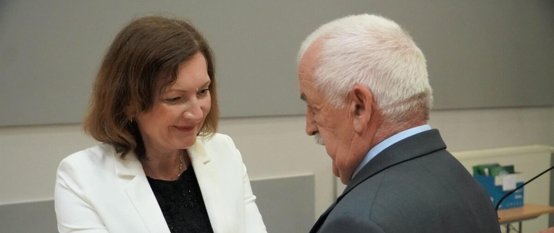 Wojewoda podkarpacki Ewa Leniart przypina Złoty Krzyż Zasługi Andrzejowi Rzepce