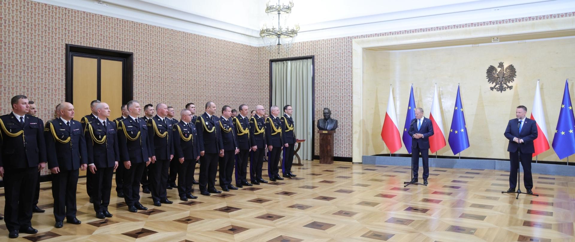 Widok ogólny sali podczas uroczystości wręczenia podziękowań m.in. funkcjonariuszom PSP z udziałem przedstawicieli władz państwowych.