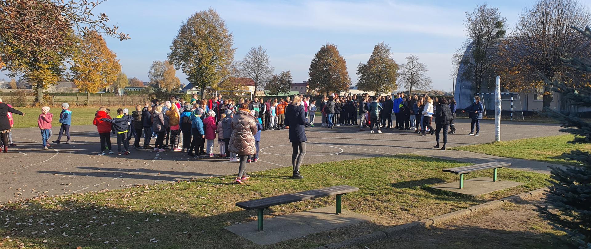Na zdjęciu dzieci ze szkoły podstawowej w Pięczkowie podczas ewakuacji