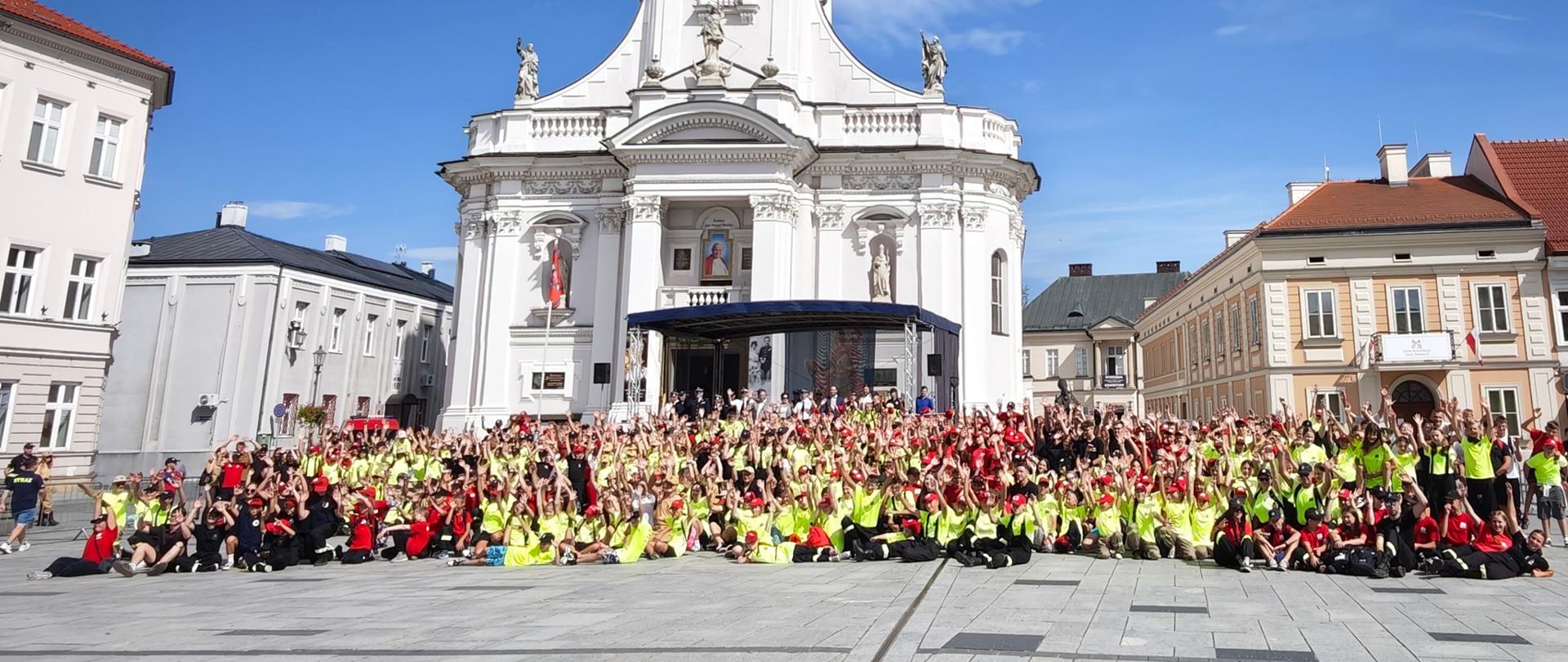 Zdjęcie zbiorowe wszystkich uczestników zlotu na Placu Jana Pawła II