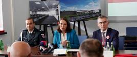 Minister finansów Magdalena Rzeczkowska, szef KAS Bartosz Zbaraszczuk oraz dyrektor CIRF Hubert Gniadowicz na konferencji