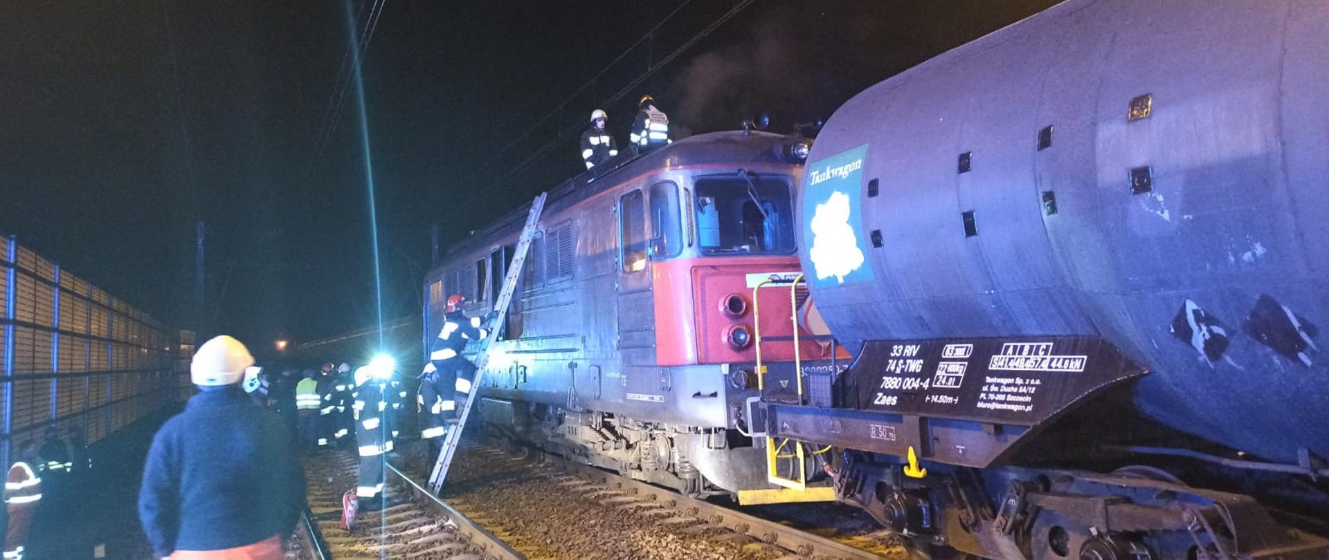 Pożar składu kolejowego przewożącego surową benzynę 