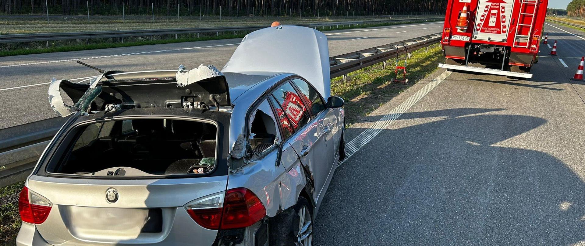 Samochód osobowy po kolizji oraz służby ratownicze