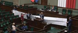 Wiceminister infrastruktury Rafał Weber przedstawił w Sejmie projekt ustawy o zmianie ustawy o Funduszu Dróg Samorządowych oraz niektórych innych ustaw