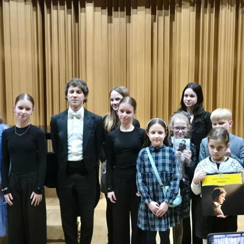 Galeria zdjęć z mistrzowskiego recitalu fortepianowego Rafała Blechacza, który odbył się w sali koncertowej Państwowej Szkoły I i II stopnia w Suwałkach - 24 marca 2026 r. 