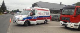Droga, parking przy drodze, karetka pogotowia i wóz strażacki