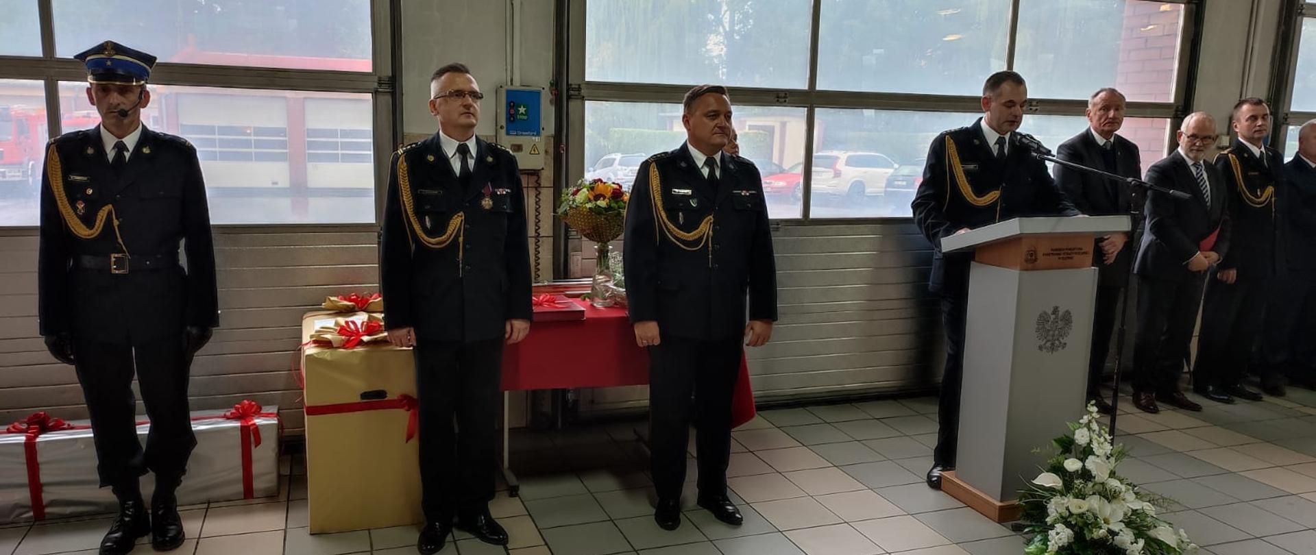 Zdjęcie przedstawia uroczystość zdania i powierzenia obowiązków Komendanta Powiatowego PSP w Oleśnie. Zdający obowiązki st. bryg. Jarosław Zalewski, powierzono obowiązki st. kpt. Andrzejowi Wróblowi.