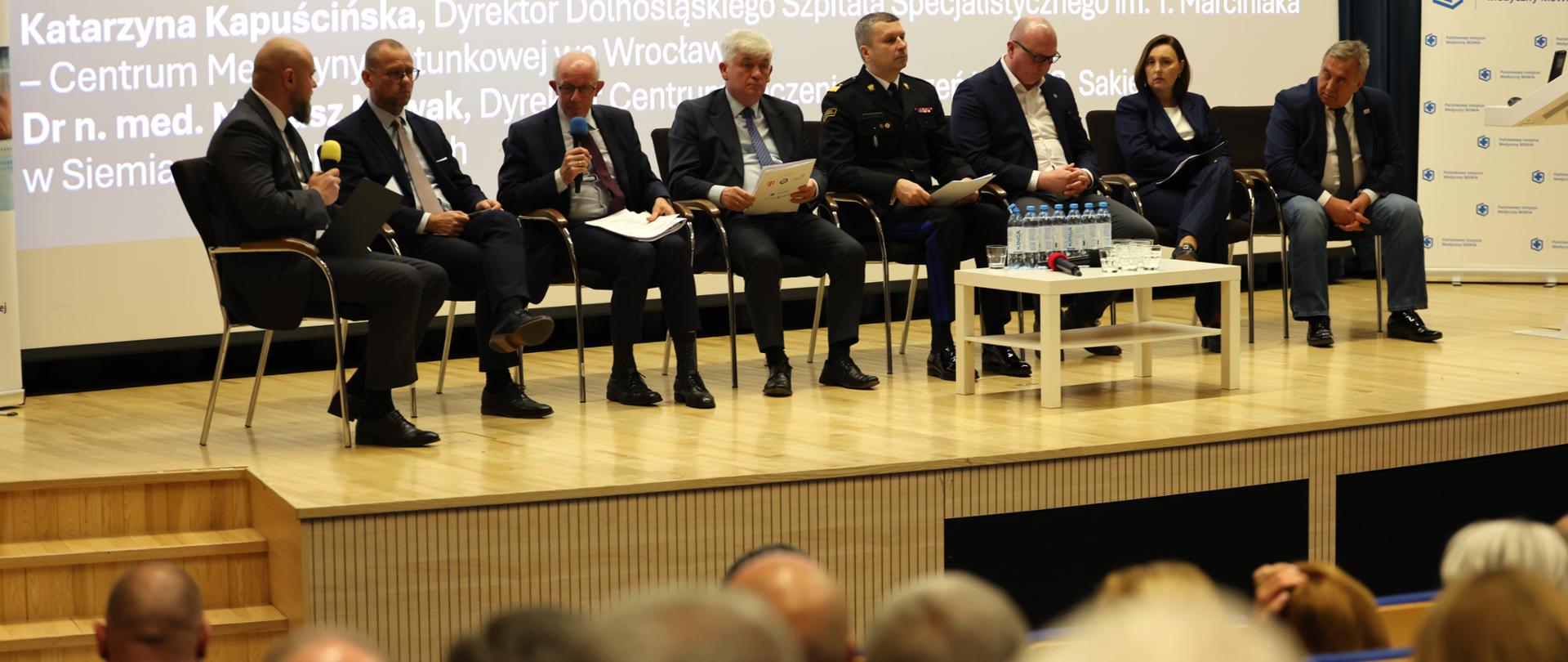 Na zdjęciu widać kobiety i mężczyzn