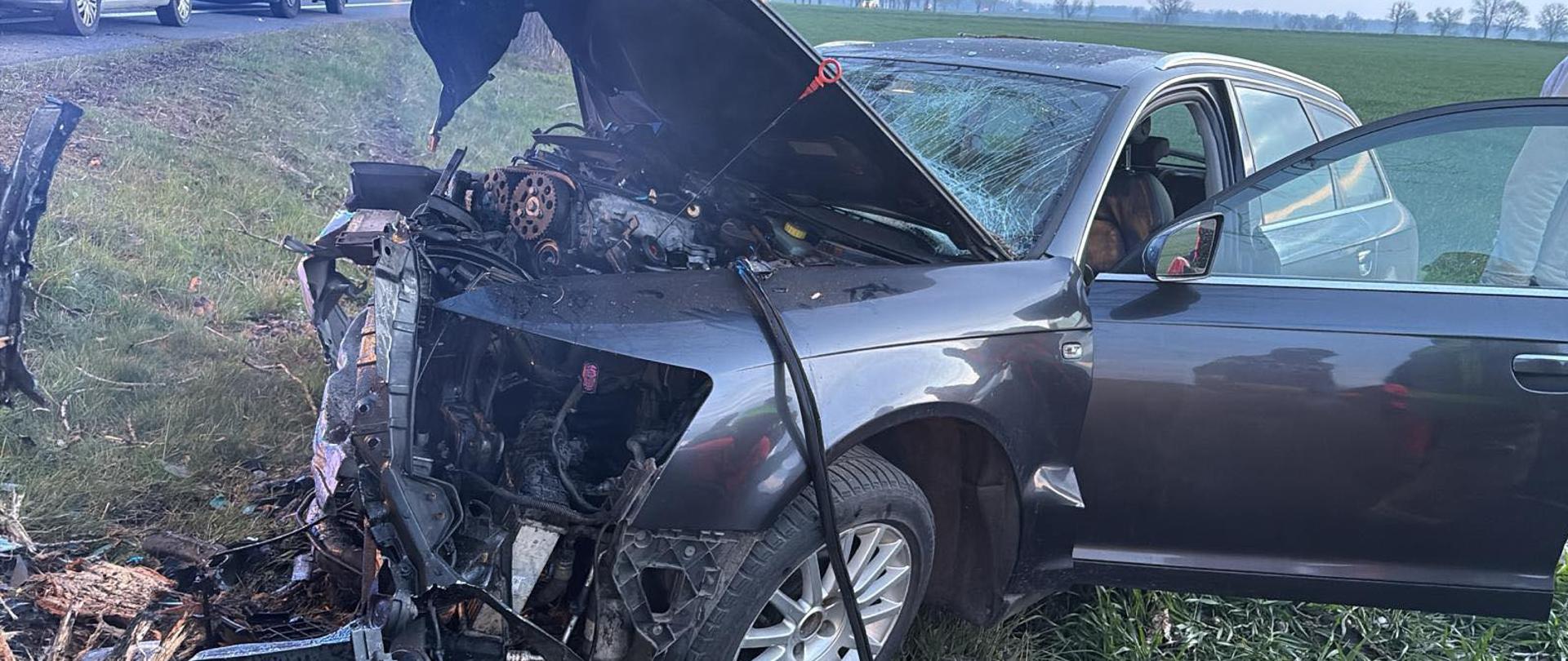 Na zdjęciu widać rozbity samochód osobowy