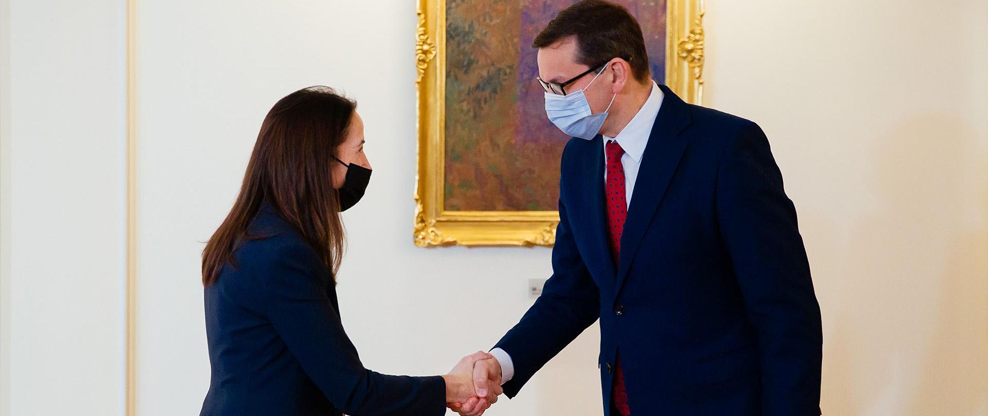 Wspólny uścisk dłoni.