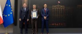 Trzech mężczyzn pozuje do zdjęcia
