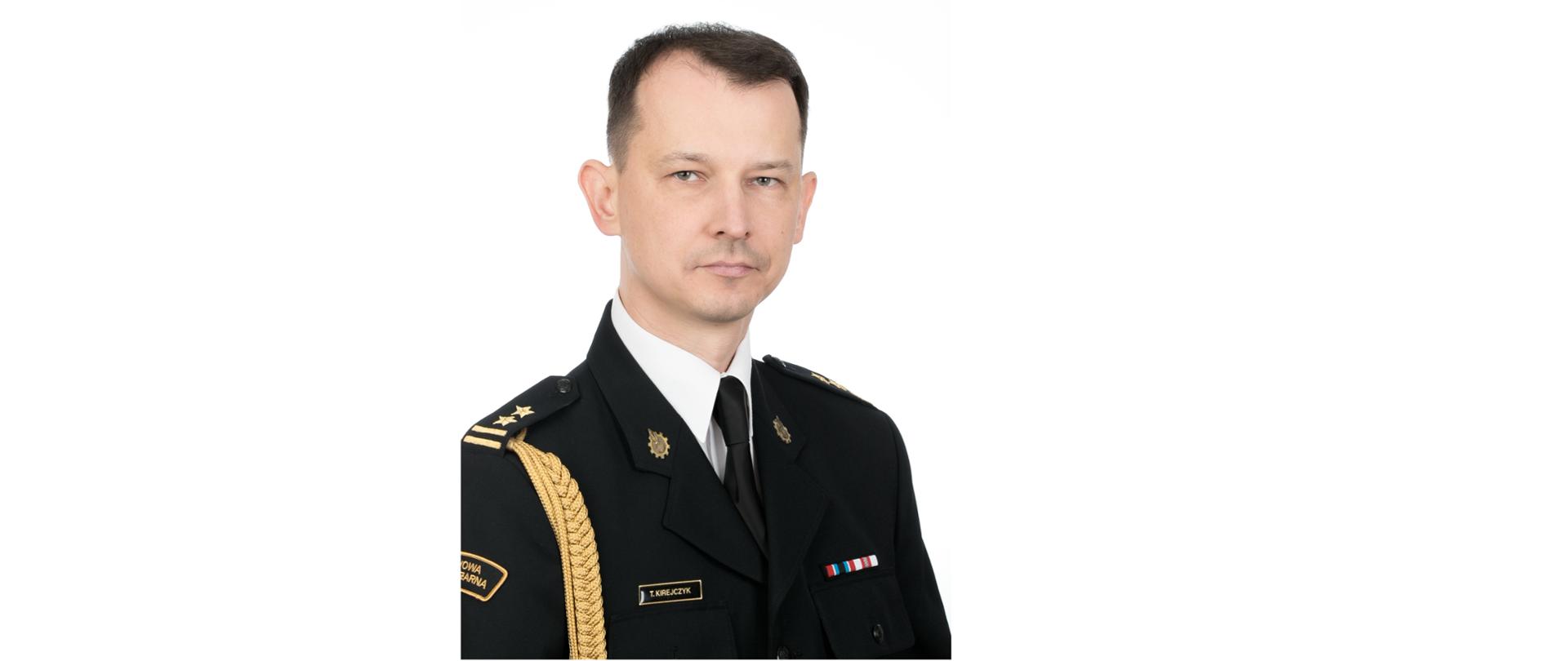 Zdjęcie portretowe zastępcy komendanta bryg. Tomasza Kirejczyka na białym tle w mundurze galowym.