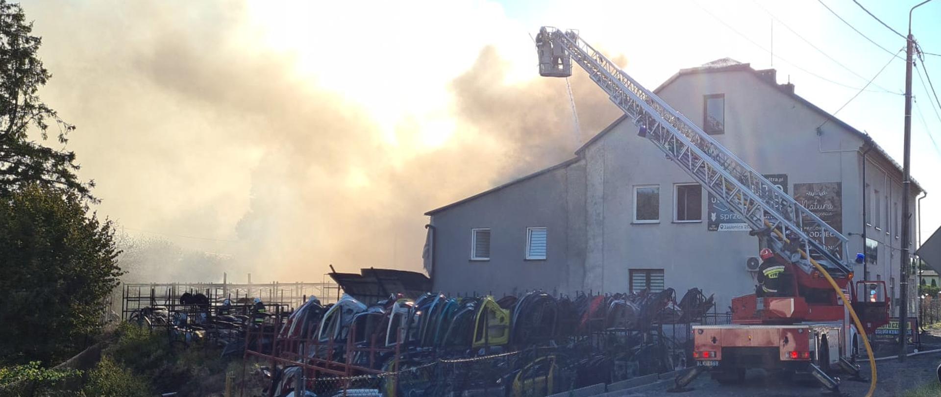 Akcja gaśnicza na terenie składu z częściami samochodowymi