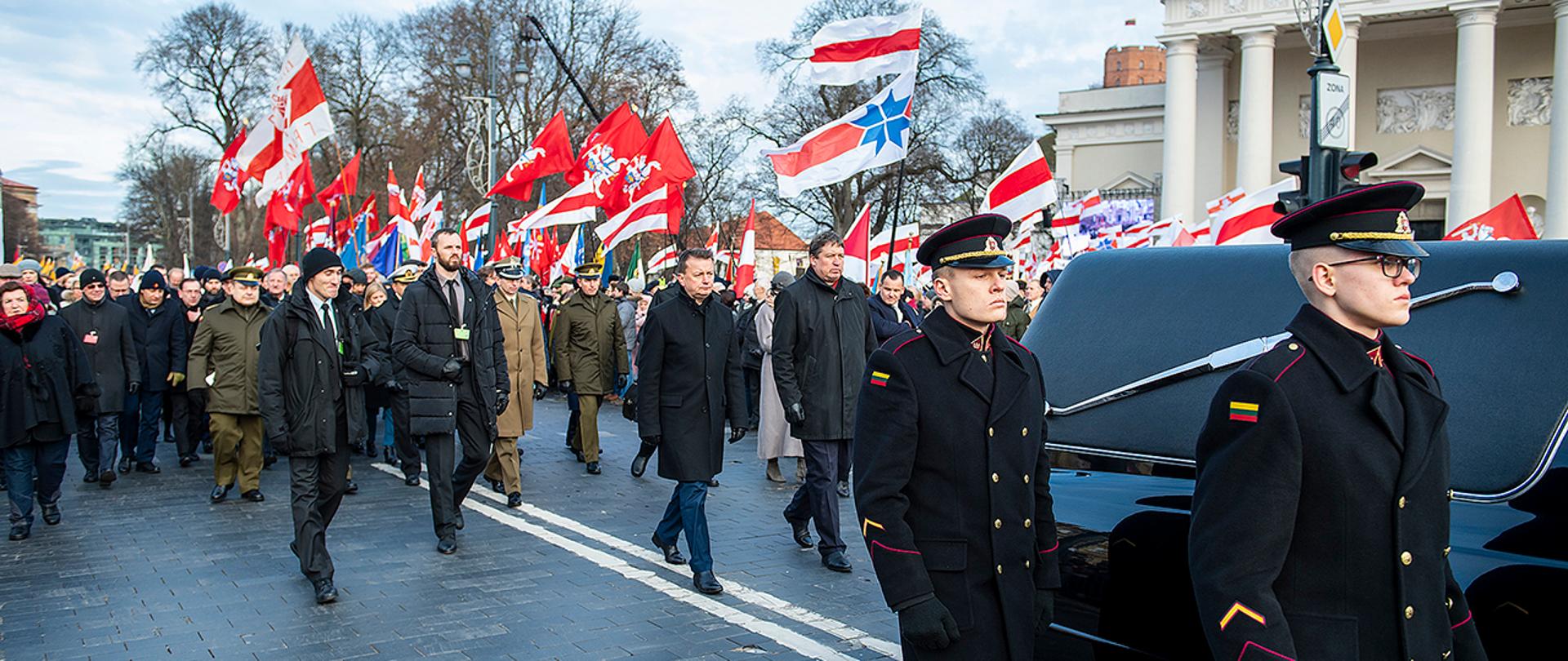 Minister Mariusz Błaszczak uczestniczy w orszaku żałobnym podczas uroczystości pochówku prochów przywódców powstania styczniowego