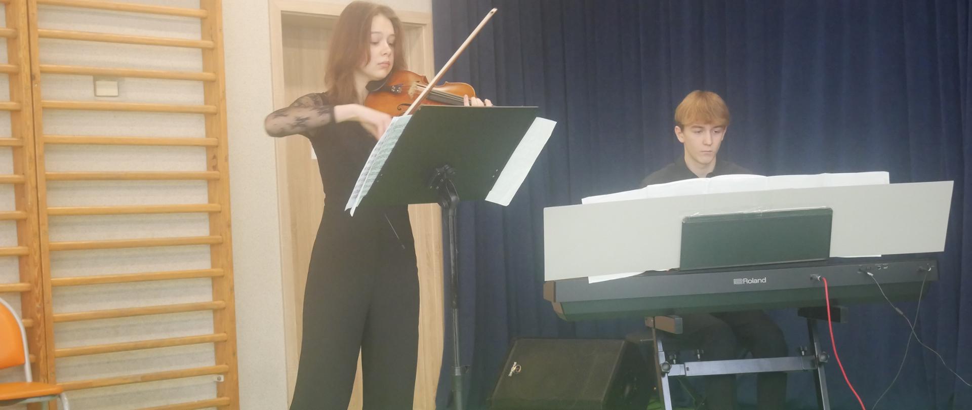 Amelka, skrzypaczka z akompaniamentem Maksa wykonuje sonatę W.A.Mozarta.