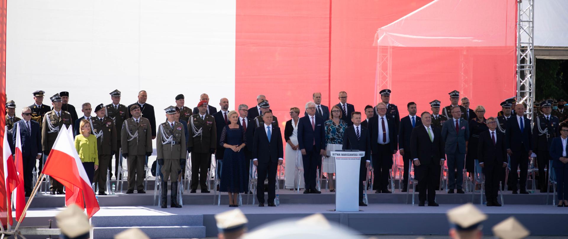 Trybuna honorowa w narodowych barwach Polski z prezydentem Andrzejem Dudą i najważniejszymi osobami w państwie oraz generałami Wojska Polskiego.