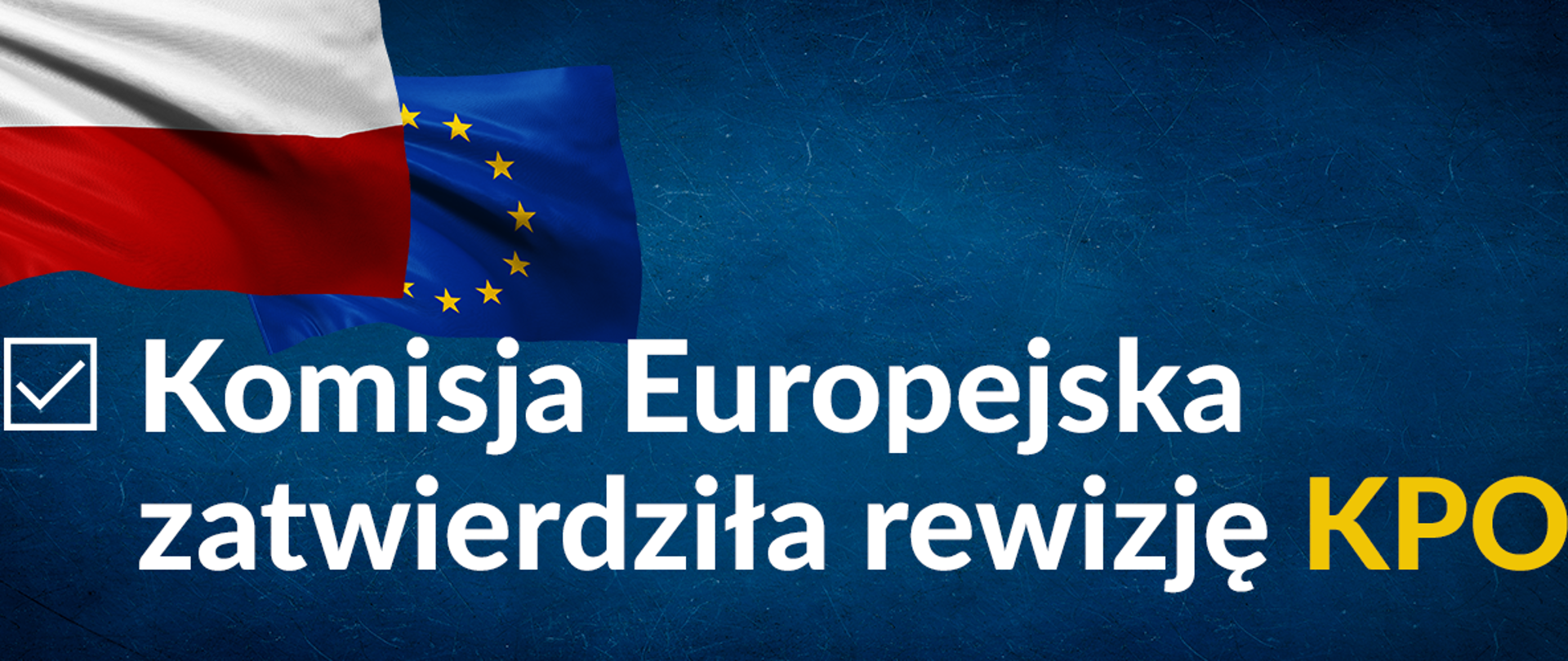 Grafika z napisem, że Komisja Europejska zatwierdziła rewizję KPO, na granatowym tle flagi Polski i UE