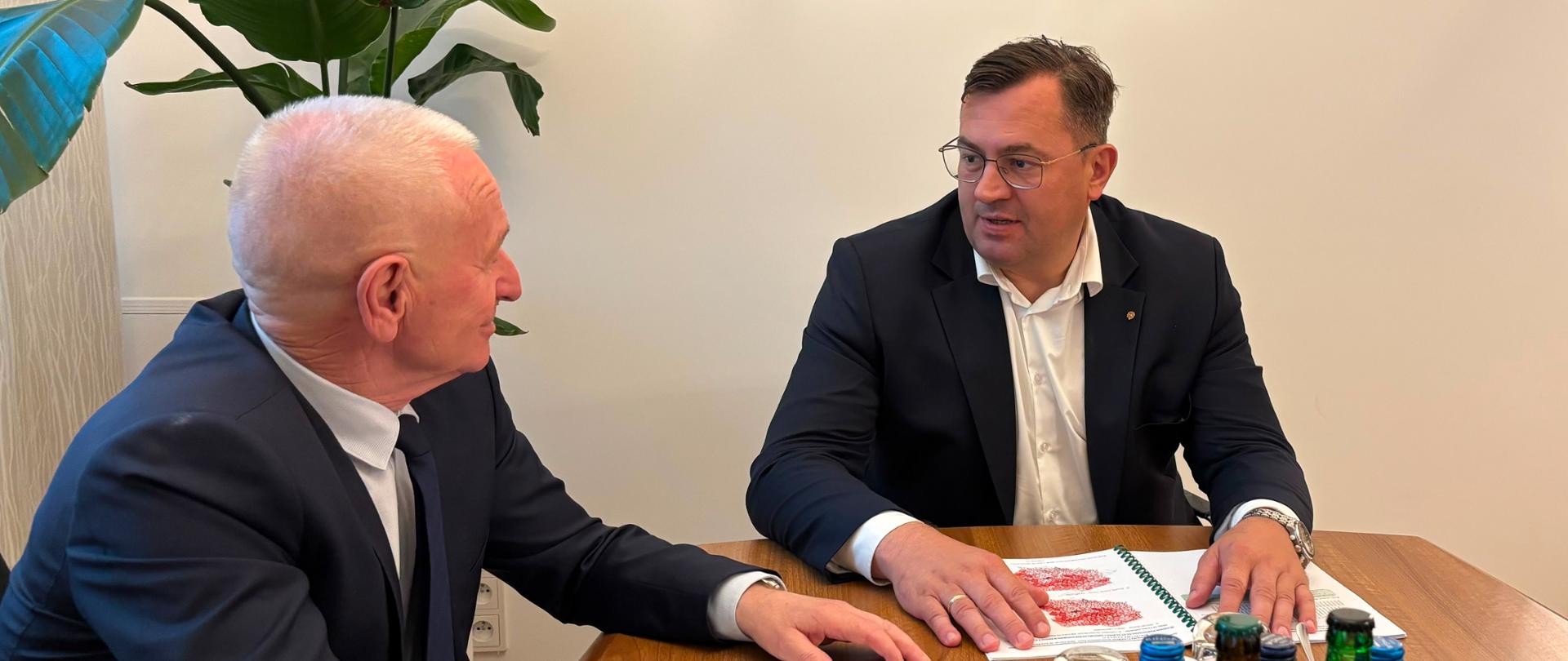 Minister Stefan Krajewski podczas spotkania z z prezesem Zarządu Krajowej Grupy Spożywczej S.A. Leszkiem Świętochowskim