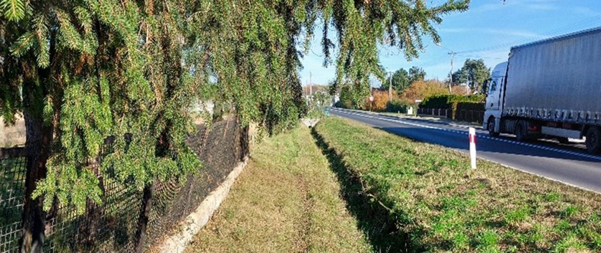 na zdjęciu widać DK12 w miejscowości Szlichtyngowa i miejsce, w którym powstanie chodnik