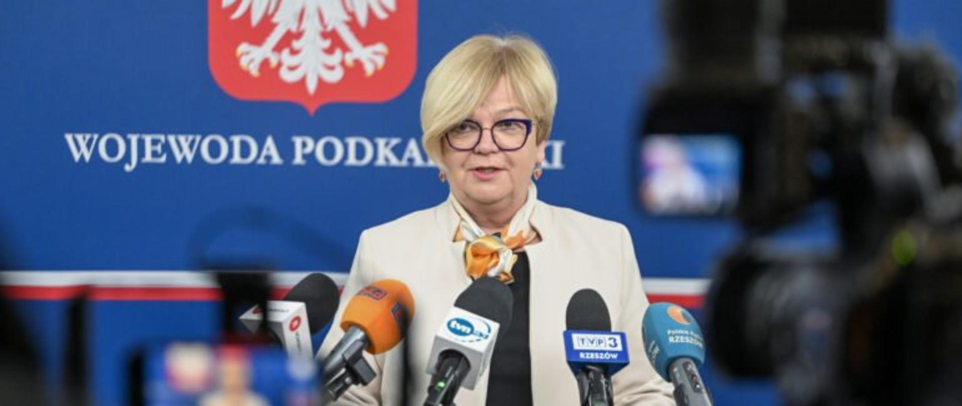 Zdjęcie przedstawia wojewodę podkarpackiego Teresę Kubas-Hul podczas konferencji prasowej