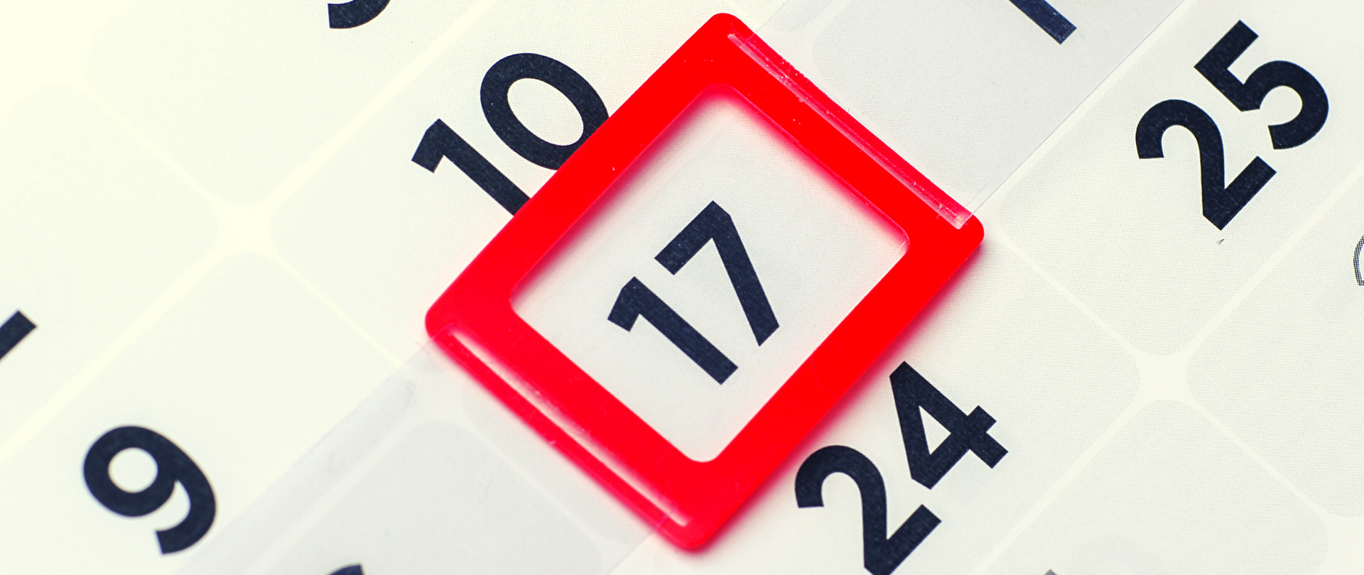 Zdjęcie (zbliżenie) kartki kalendarza ściennego. Czerwone okienka (zaznaczenie) na dacie 17.