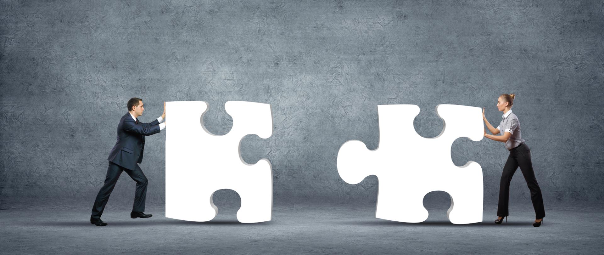 Dwójka ludzi układające duże puzzle