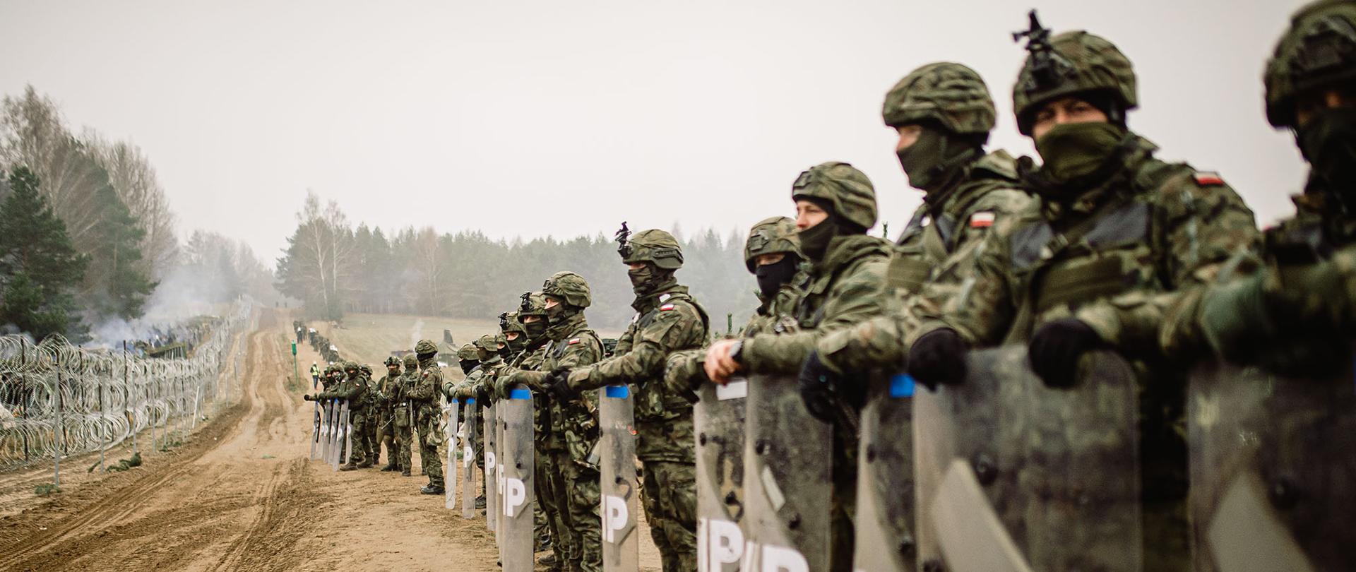 11.11.2021 - Kuznica
Kryzys migracyjny na granicy polsko - bialoruskiej
Operacja Silne Wsparcie
Policja / Straz Graniczna1 PBOT / 12 dywizja , 16 dywizja 6 PBD
Fot. Irek Dorozanski / DWOT