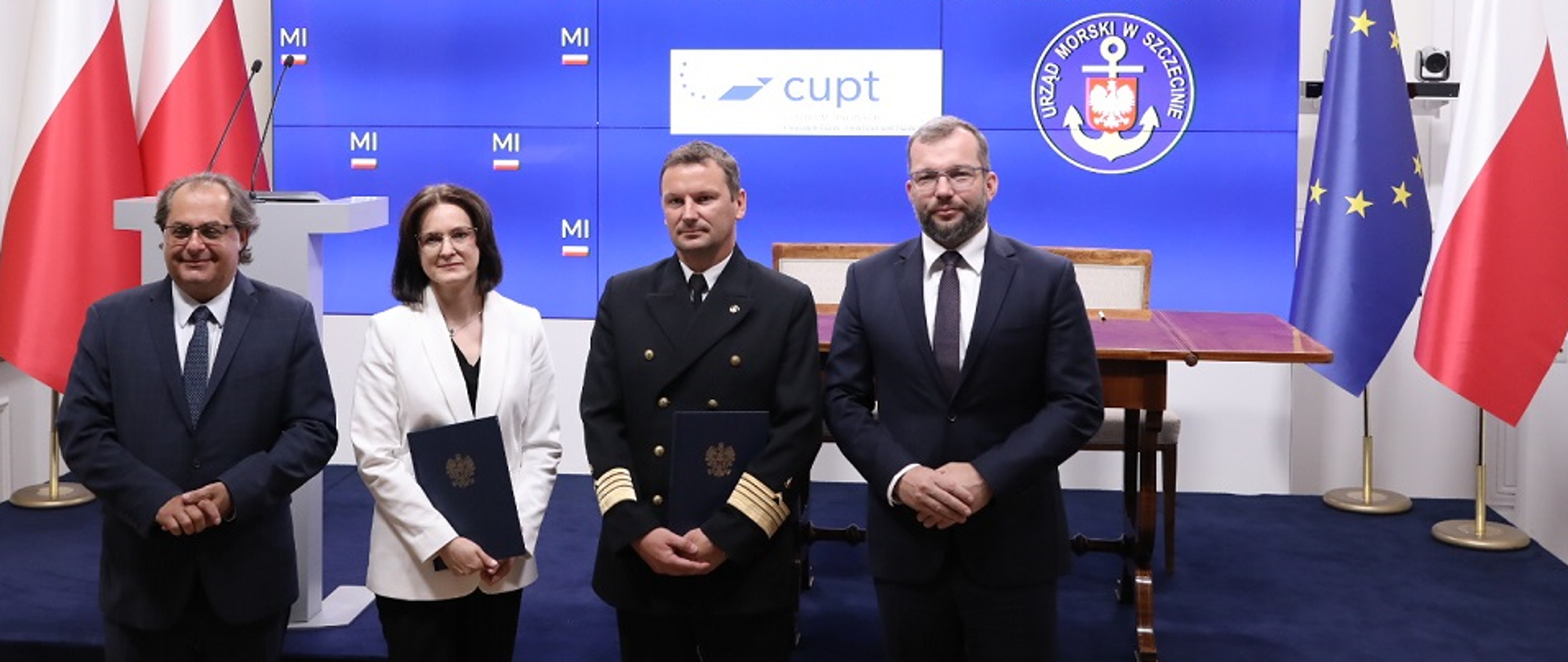 Minister funduszy i polityki regionalnej Grzegorza Puda na uroczystości podpisania pre-umowy dofinansowania budowy nowego toru podejściowego w porcie w Świnoujściu - pod lewej stoją wiceminister infrastruktury Marek Gróbarczyk, dyrektor CUPT Joanna Lech, Dyrektora Urzędu Morskiego w Szczecinie Wojciech Zdanowicz