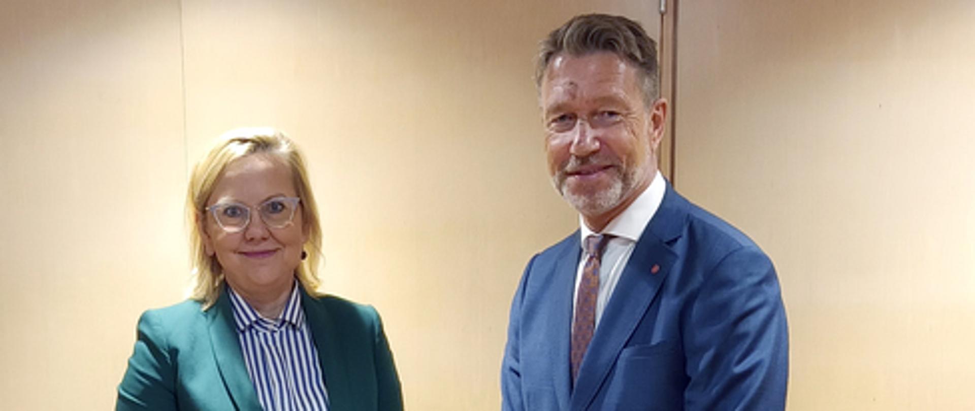 Minister klimatu i środowiska Anna Moskwa podczas spotkania z ministrem przemysłu naftowego i energii Norwegii Terje Aasland.