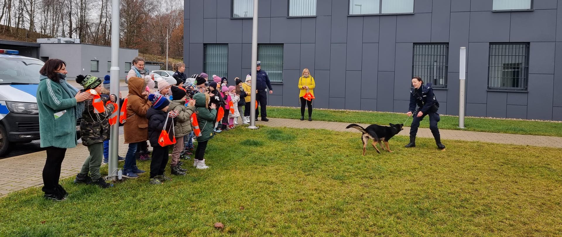 Pogadanka z dziećmi w KP Policji we Lwówku Śląskim - grudzień 2022 - fot. Magda Szumiata/GDDKiA