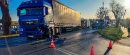 Na zdjęciu tir biorący udział w wypadku, pachołki na jezdni 