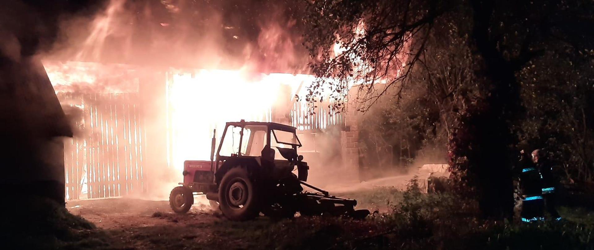 Płonie stodoła, pożarem objęty jest cały budynek,