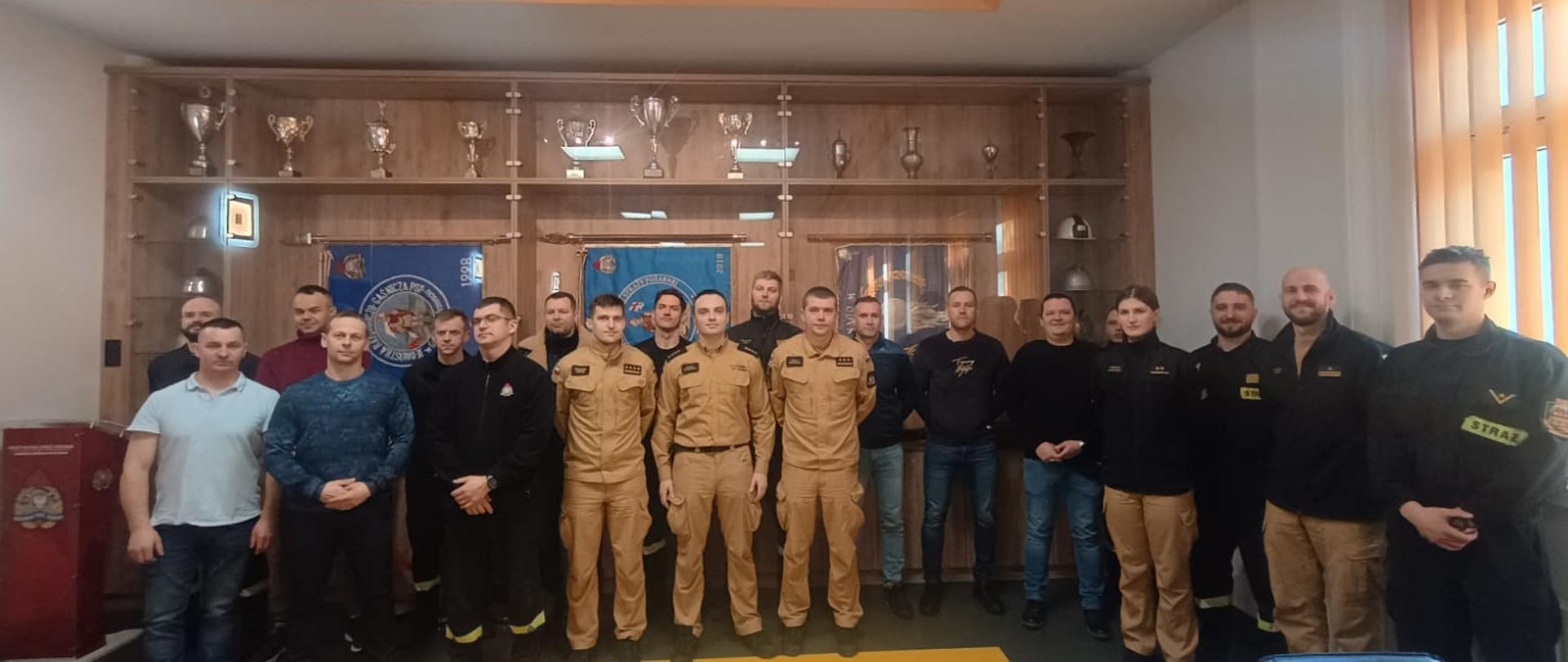 Zdjęcie grupowe członków HDK w umundurowaniu służbowym oraz " po cywilu"