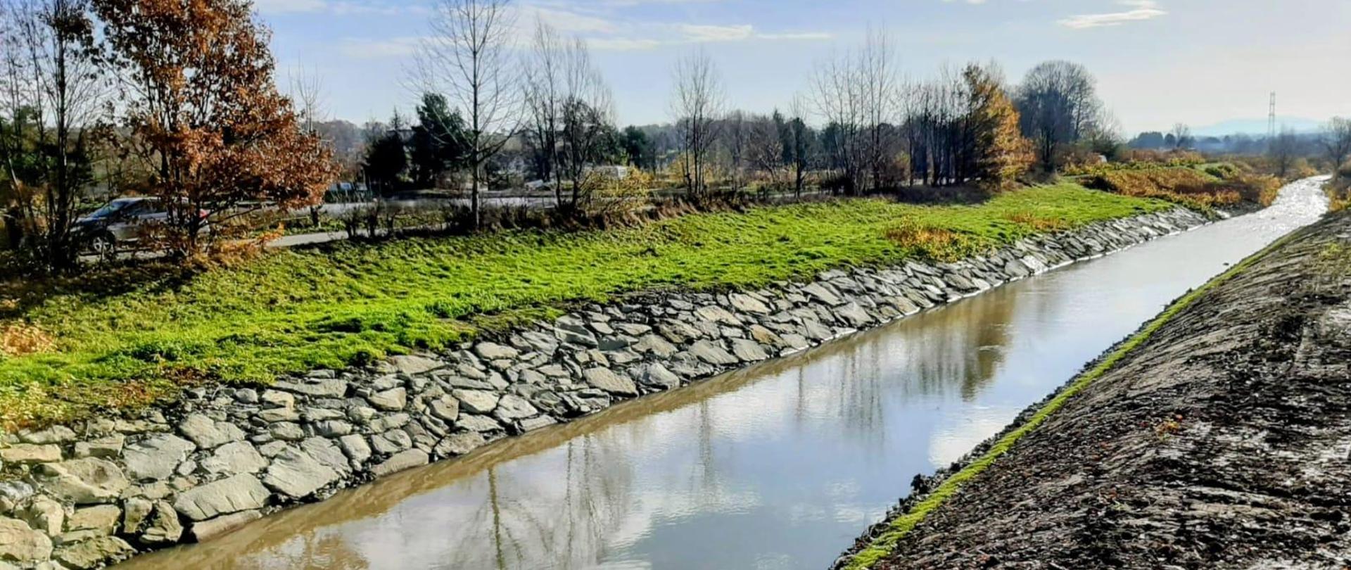 Ciek Wapienicki po zakończeniu prac polegających na usunięciu wyrw powstałych w obwałowaniach