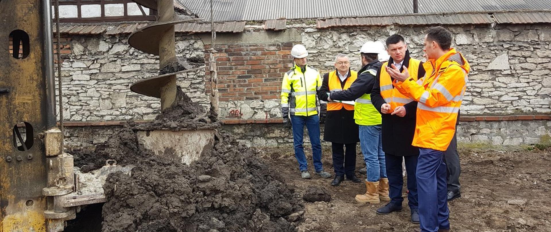 Minister A. Adamczyk na budowie wiaduktu w Krzeszowicach
