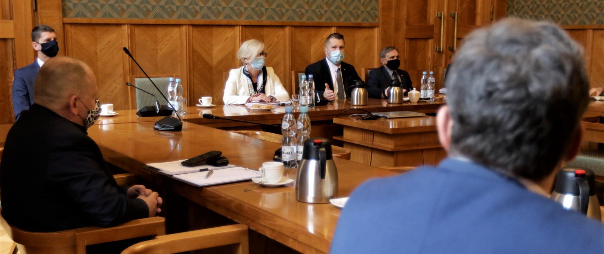 Spotkanie kierownictwa MEN z przedstawicielami związków zawodowych