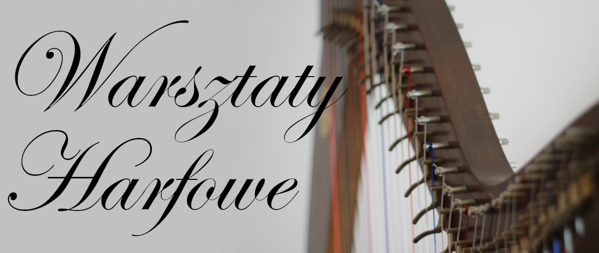 Grafika Warsztatów Harfowych, na szarym tła czarnym fontem napis Warsztaty Harfowe a z prawej strony harfa