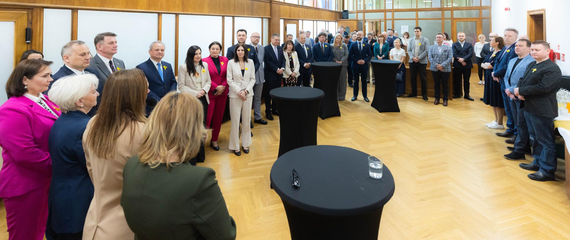 Uczestnicy spotkania świątecznego przy sali obrad Sejmiku Województwa Łódzkiego