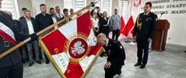 Powołany Komendant Powiatowy PSP wita się ze sztandarem podczas uroczystości