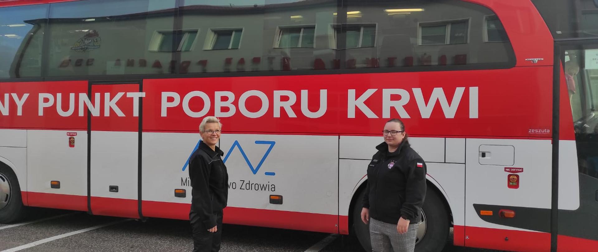 Zdjęcie wykonano w ciągu dnia przed Komendą Powiatową Państwowej Straży Pożarnej w Sępólnie Krajeńskim. Dwie Panie pozują do zdjęcia w kolejce do Mobilnego Punktu Poboru Krwi.