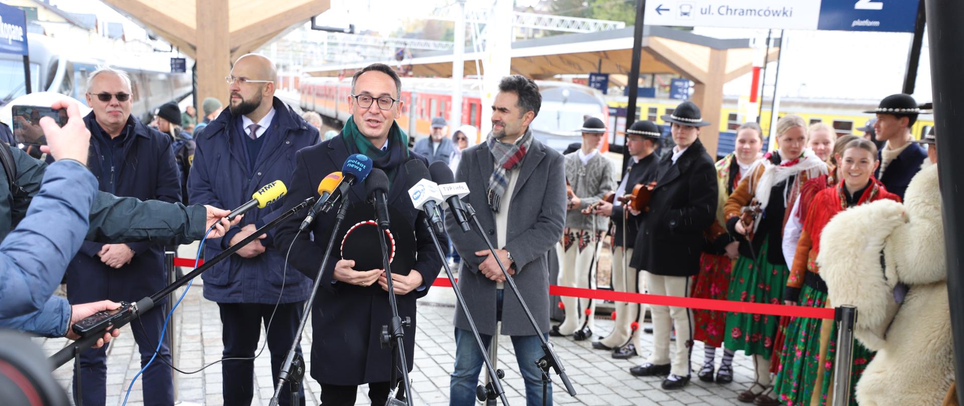 Minister infrastruktury Dariusz Klimczak w trakcie konferencji prasowej na stacji kolejowej w Zakopanem